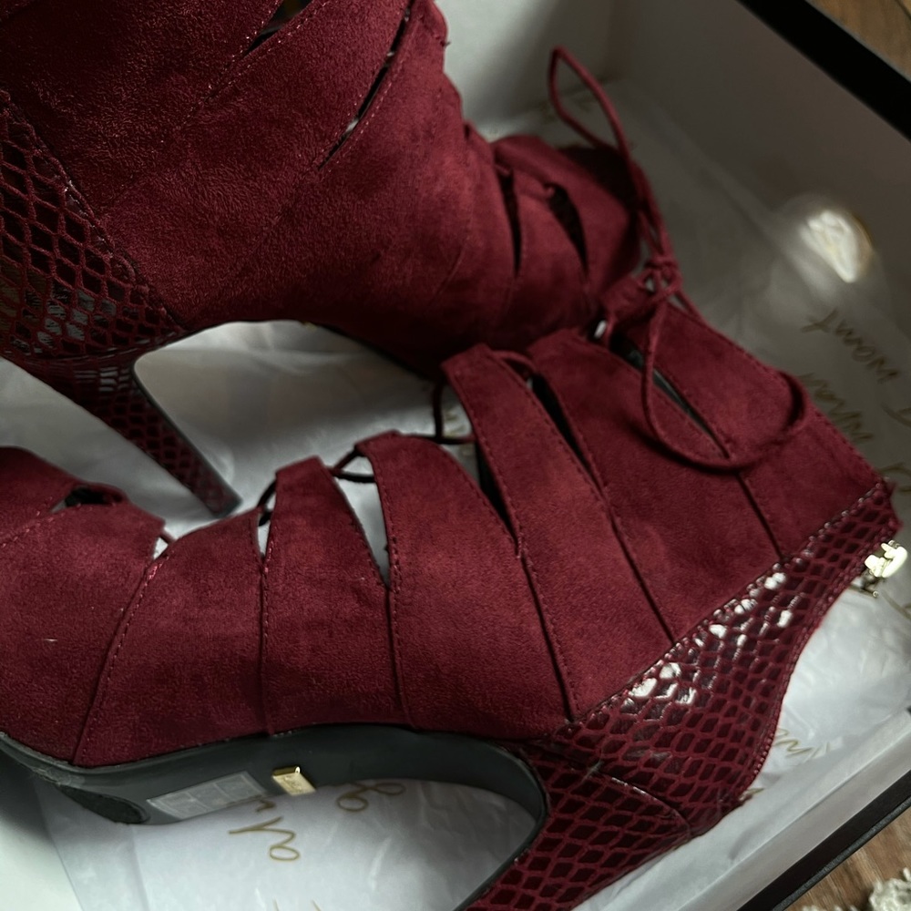 Lightly worn•Bebe Open Toe Heel